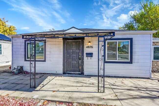Building Photo - $2,295 - 3 Bed, 1 Bath Newly Updated Home In Denver with Fenced in Yard!