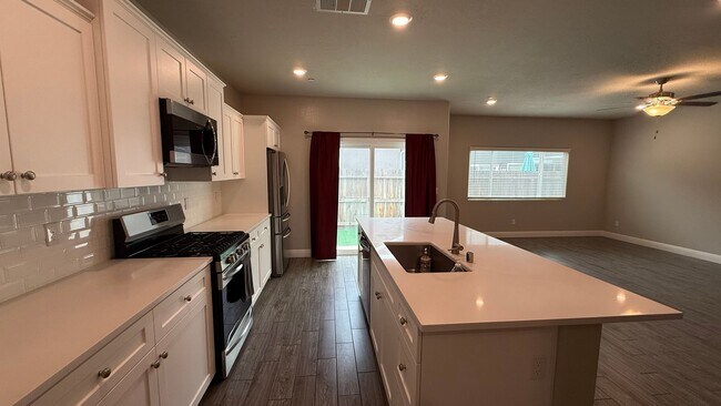 Building Photo - Just Reduced!! 3 Bedroom, 2 Bath located in of Fresno, CA