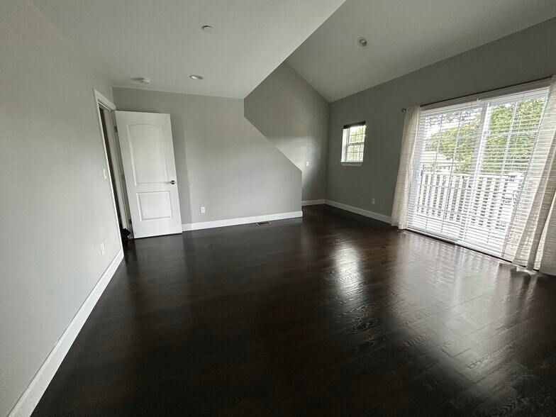 2nd door master bedroom with ensuite, private balcony and access to loft - 324 Cross St