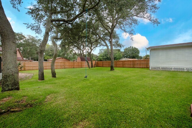 Building Photo - 20 Dogwood Ln
