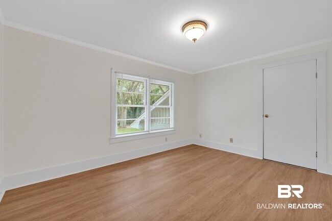 Building Photo - 6425 Village Point Dr