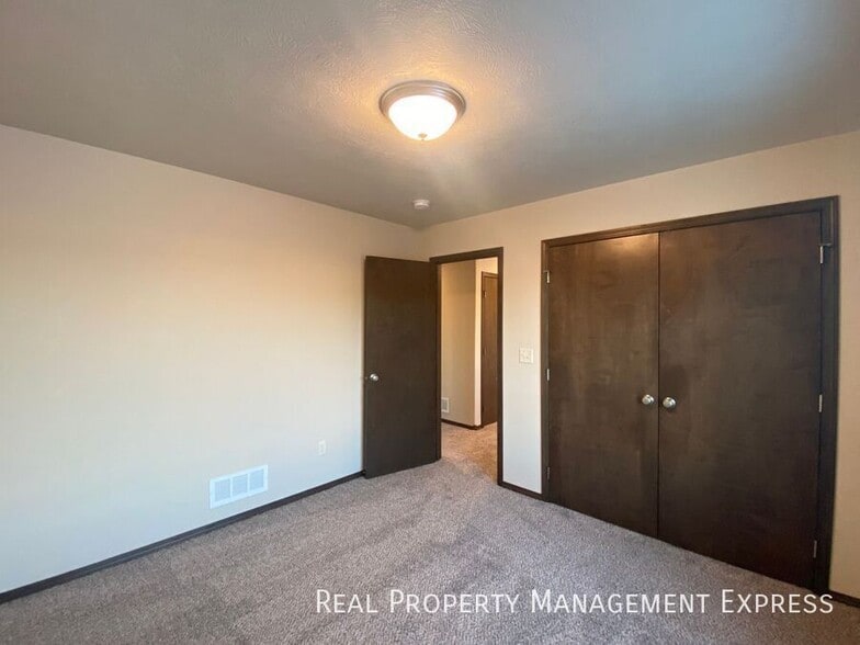 Building Photo - 5822 S Whisper Creek Pl