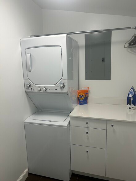 Building Photo - 840 1/2 Upland Road