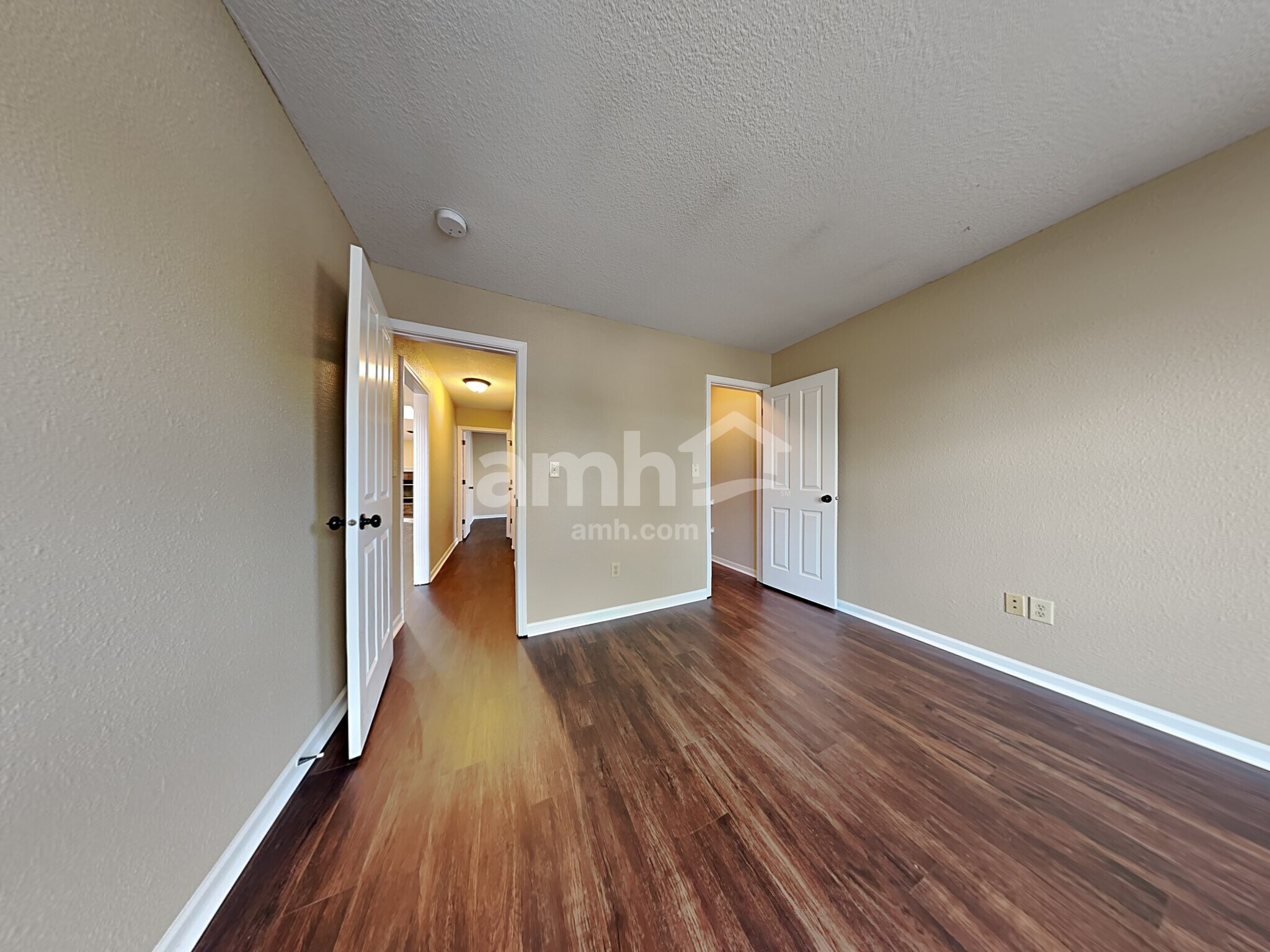 Building Photo - 220 Longview Bend