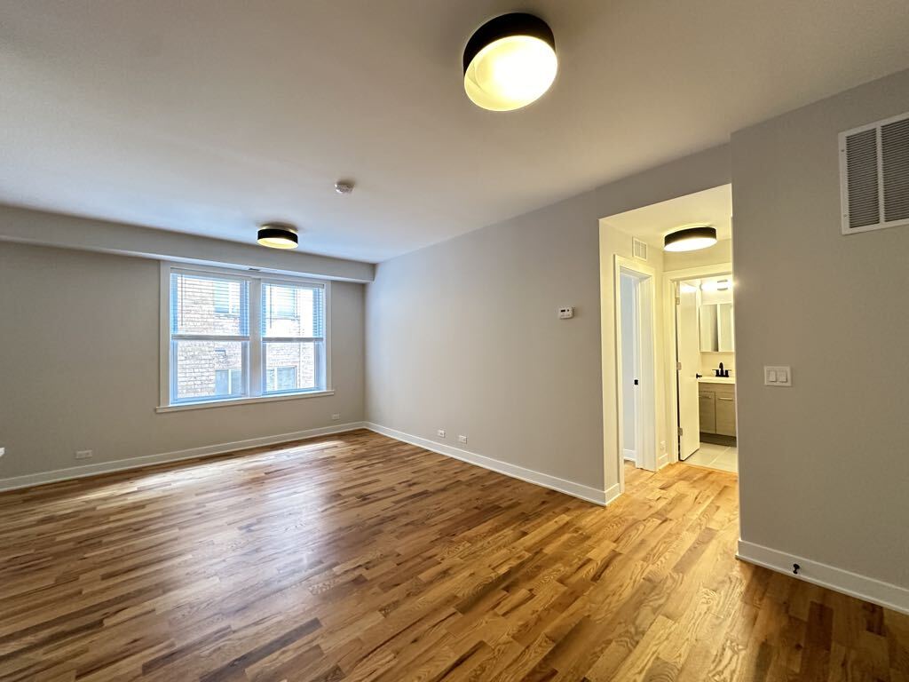 Building Photo - 659 W Wrightwood Ave