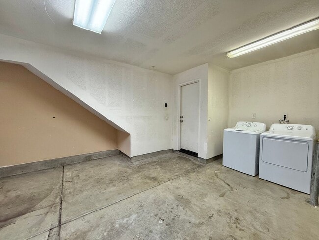 Building Photo - Two Bedroom Suite Townhome and Includes a Garage and Laundry!
