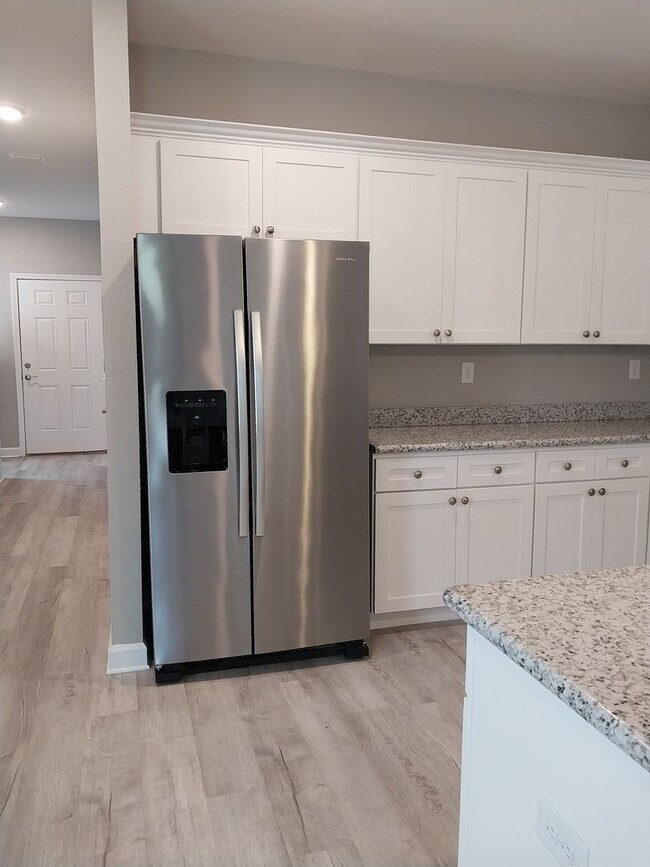 Building Photo - Gorgeous 3 Bedroom 2.5 Bath Townhome