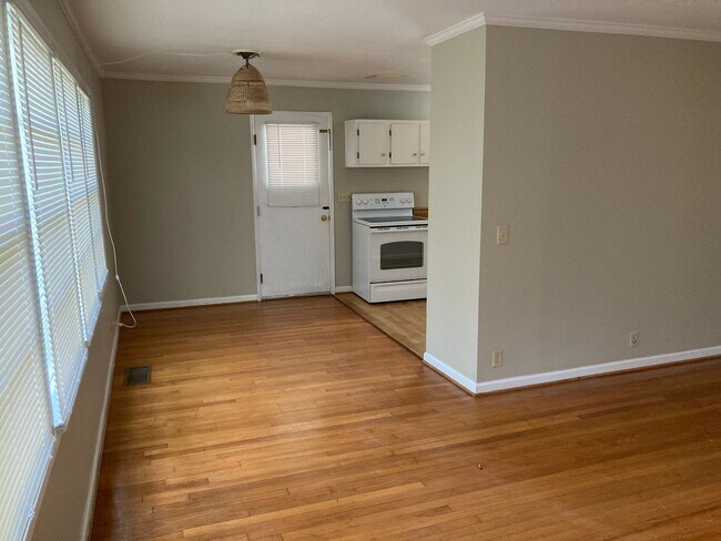 Building Photo - 403 E Samford Ave