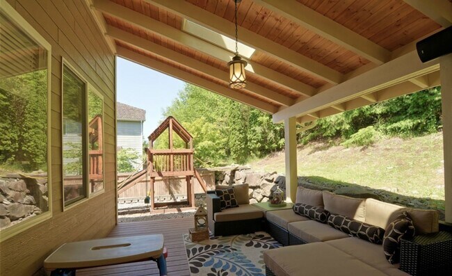 Building Photo - An Elegant impeccably maintained home with...