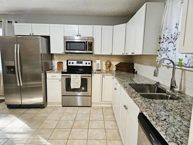Building Photo - 1330 White Oak Dr