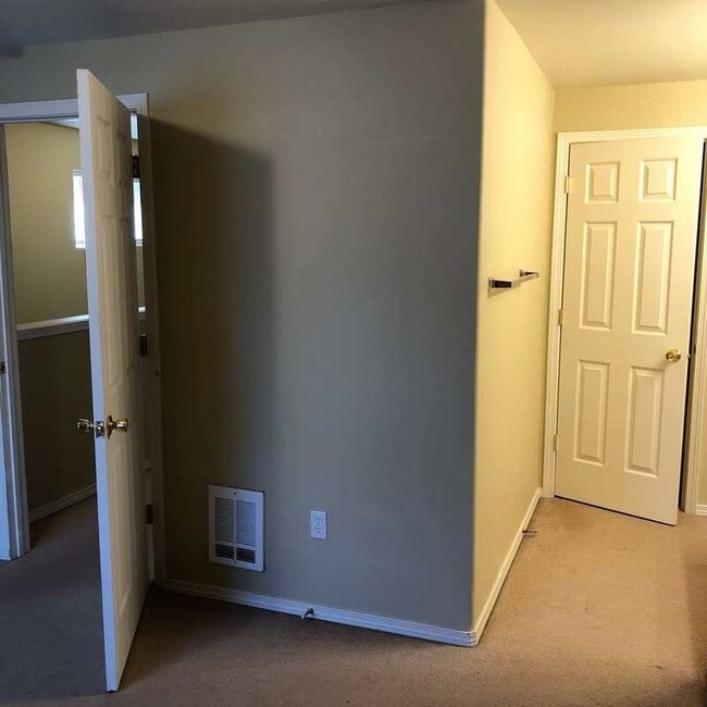 Building Photo - 1973 SW Canyon Dr