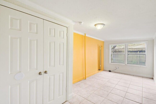 Building Photo - 505 Lbj Dr
