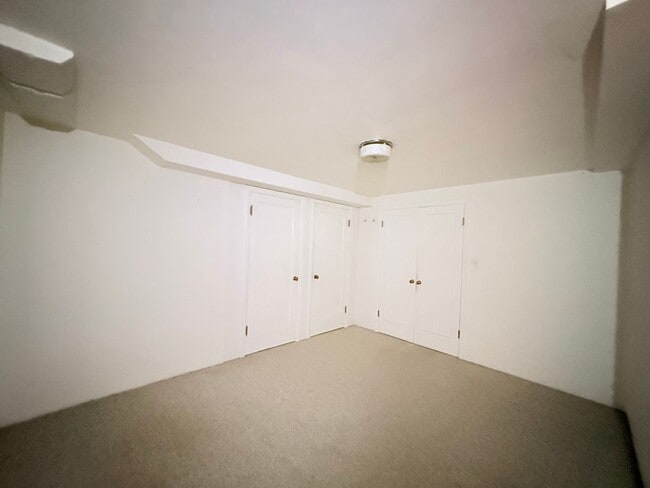 Building Photo - Charming 4 Bedroom Home with Fully Fenced Backyard!