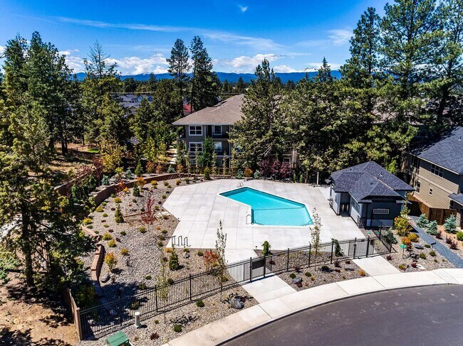 Building Photo - Gorgeous home in SE Bend with pool access ...