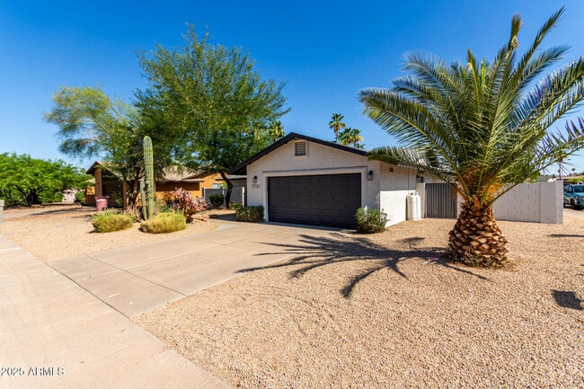 Building Photo - 7731 E Rose Ln