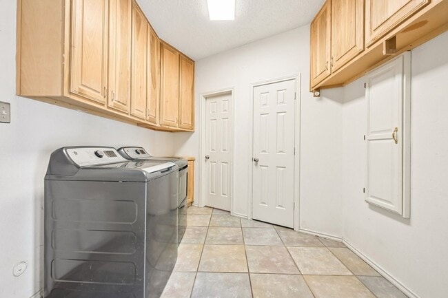 Building Photo - 1380 Meandro Ria Ln