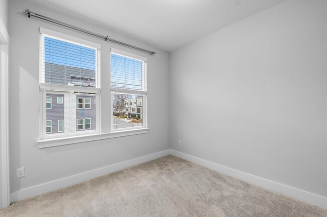 Building Photo - 644 W End Dr