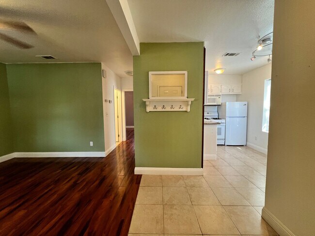 Building Photo - PRE LEASE TODAY!! Remodeled 2 bed, 2 bath unit in Midtown
