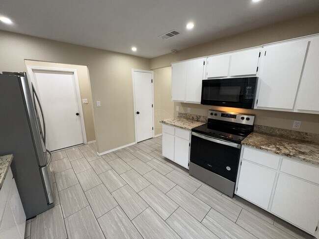 Building Photo - 2611 Littlewood Dr