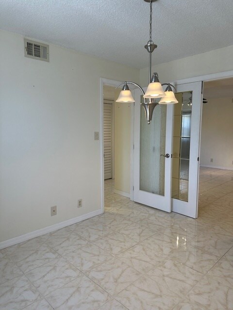 Building Photo - Oaks IV - NN202