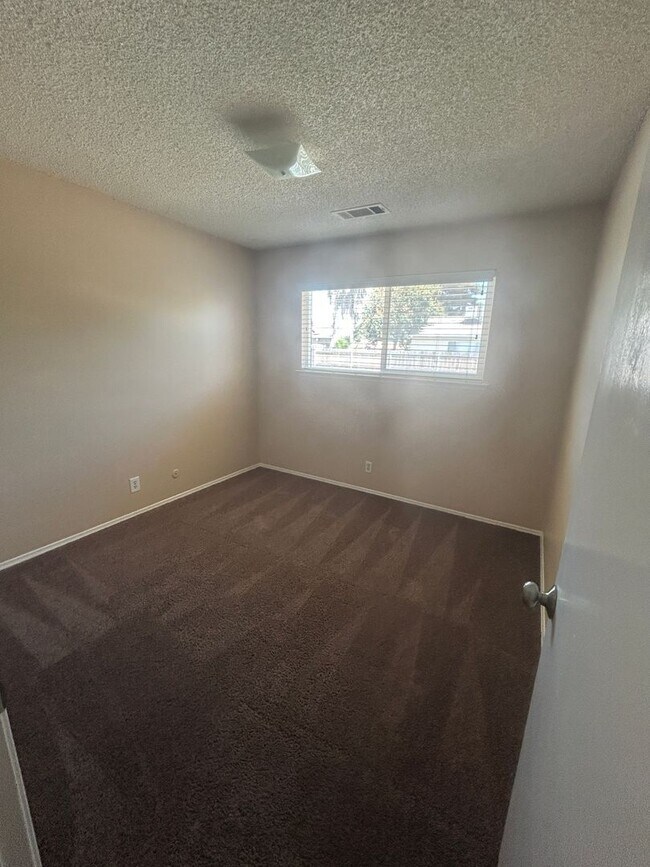 Building Photo - Stay cool in Lemoore in this spacious home...