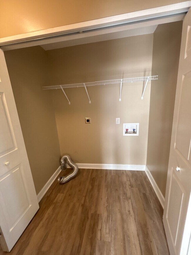 Building Photo - 2 Bedroom in Lancaster! February Free!!