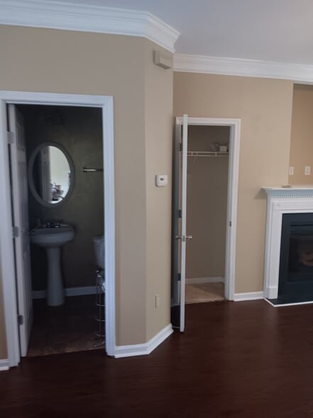 Building Photo - 250 Amal Dr SW