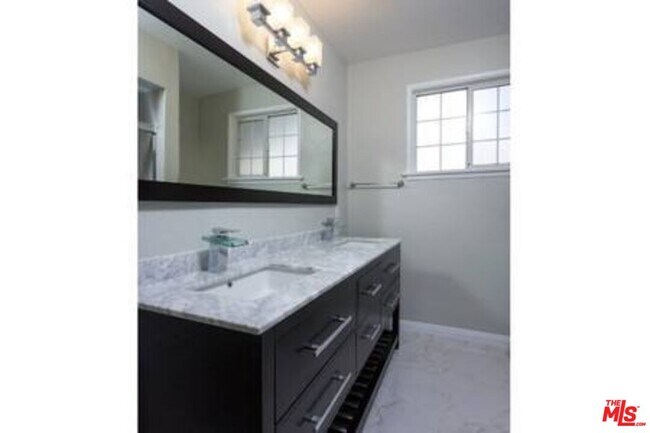 Building Photo - 5049 Serrania Ave