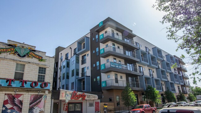 Building Photo - 1630 E 6th St