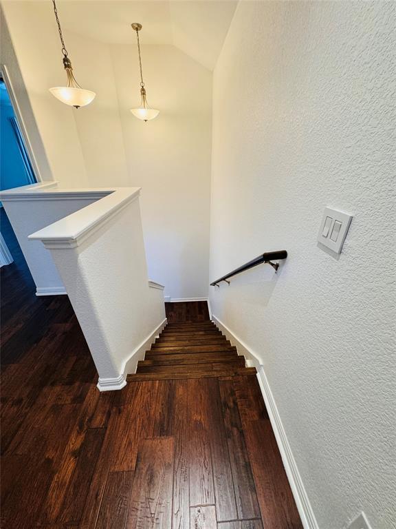 Building Photo - 402 Crater Lake Dr