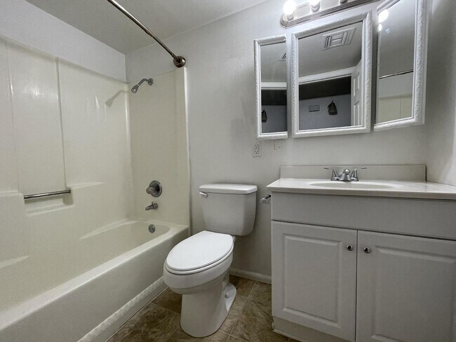 Building Photo - Large yard, 2 bed 1 bath home