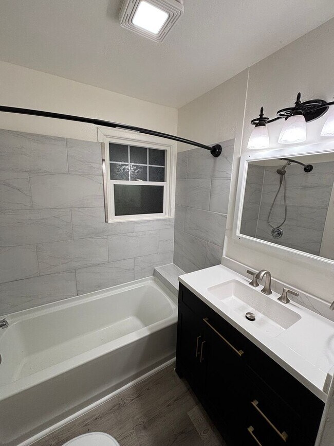 Building Photo - POL03