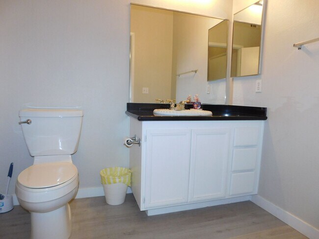 Building Photo - GORGEOUS FULLY FURNISHED 2 BEDROOM UNIT*GA...