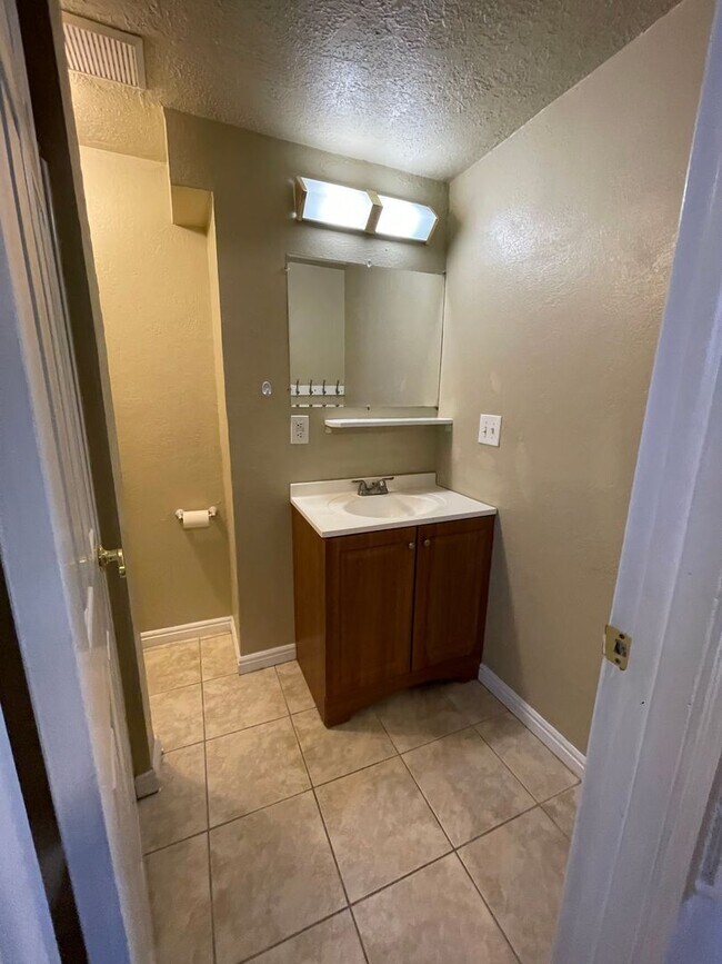 Building Photo - One bed Apartment in Amazing location!