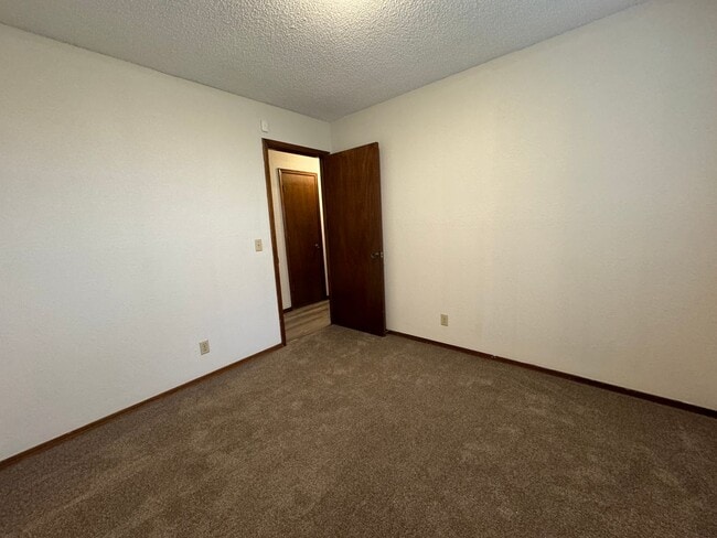 Building Photo - 3 bedroom 2 bathroom duplex In Broken Arrow!