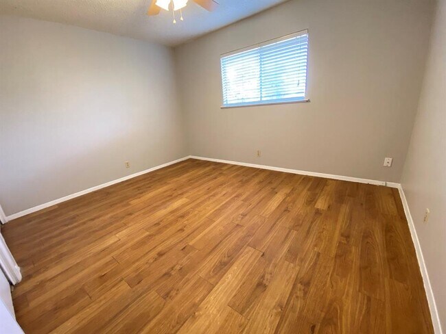 Building Photo - 11200 Renel Dr