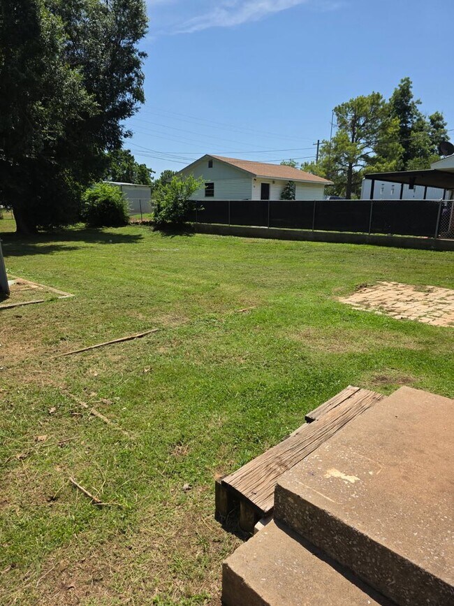 Building Photo - 3 bed 1 bath in Chickasha! great updates!