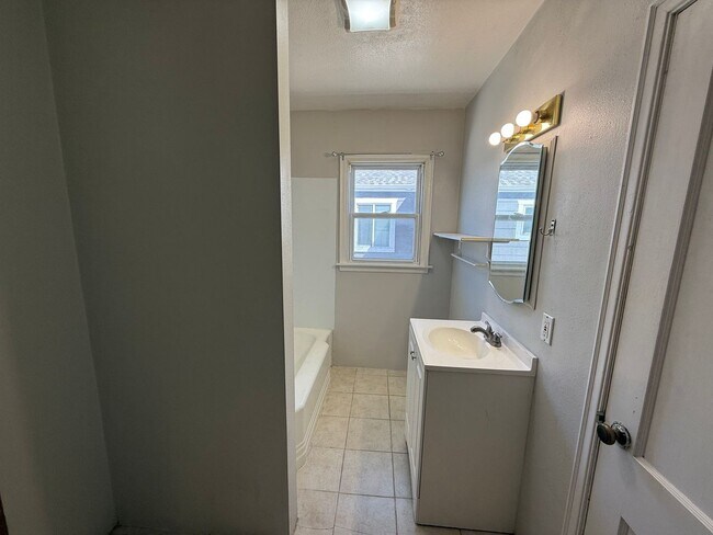 Building Photo - 2606 Ave D