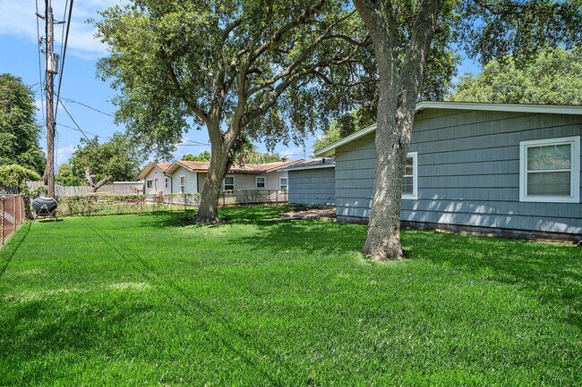 Building Photo - 6709 Fairway Dr