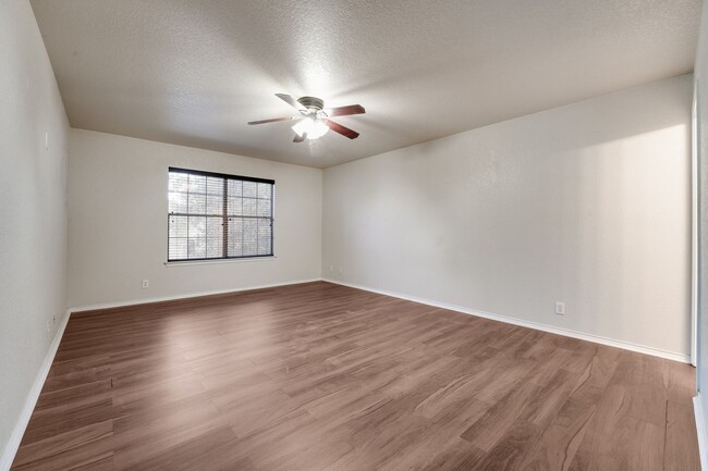 Building Photo - Charming & Spacious 3/2.5 in Mesa Creek JU...