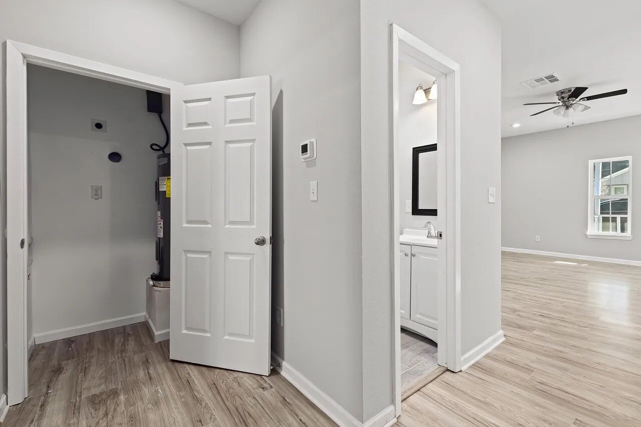 Building Photo - Room in Duplex on E Cannon St