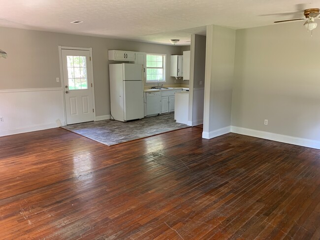 Building Photo - 2 Bedrooms, 1 Bathroom - Armuchee Housee