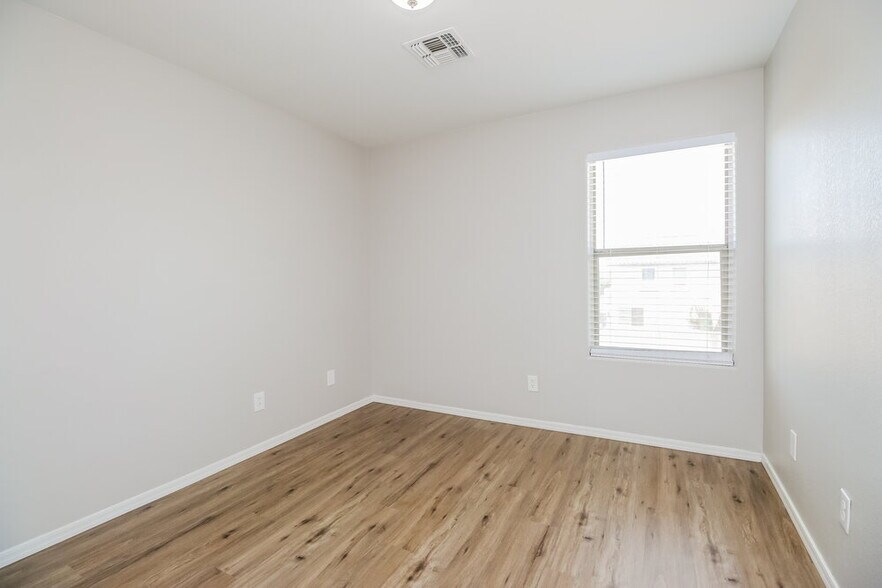 Building Photo - 4810 W Beautiful Ln