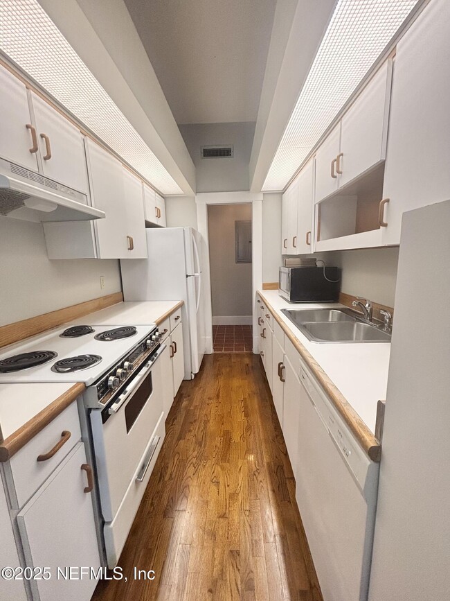 Building Photo - 2130 San Marco Blvd