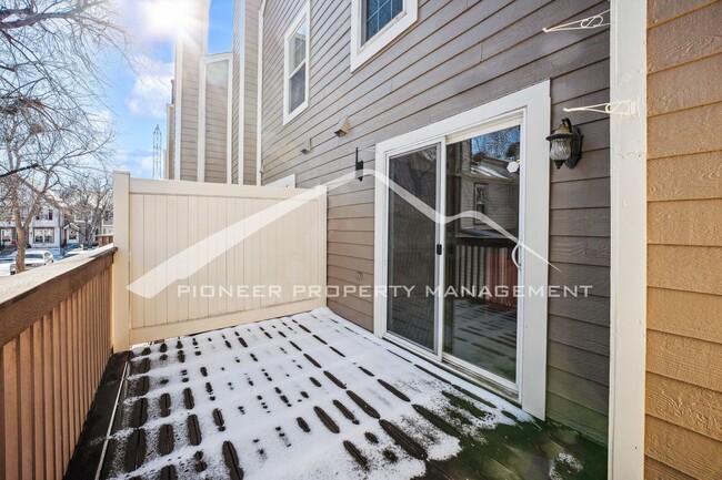 Building Photo - Charming Updated Townhouse with Dual Maste...