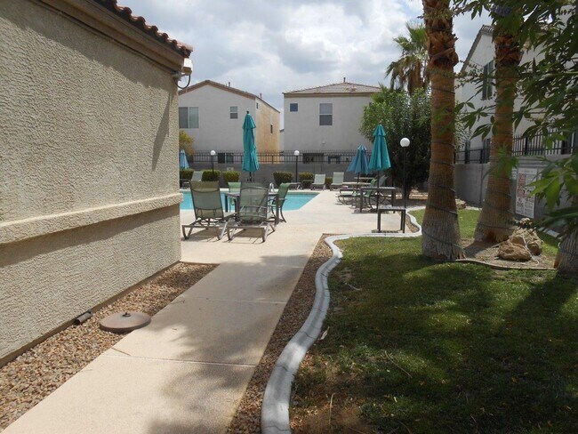 Building Photo - Spacious 2 Bedroom Home near Cactus and Ma...
