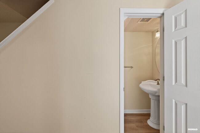 Building Photo - Charming 2BR Townhome in Raleigh Golf Community