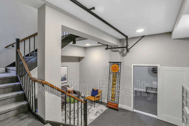 Building Photo - 5347 Nottingham Ave