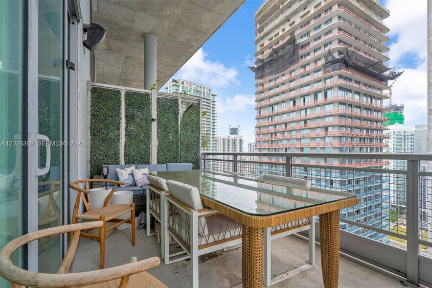 Building Photo - 690 SW 1st Ct