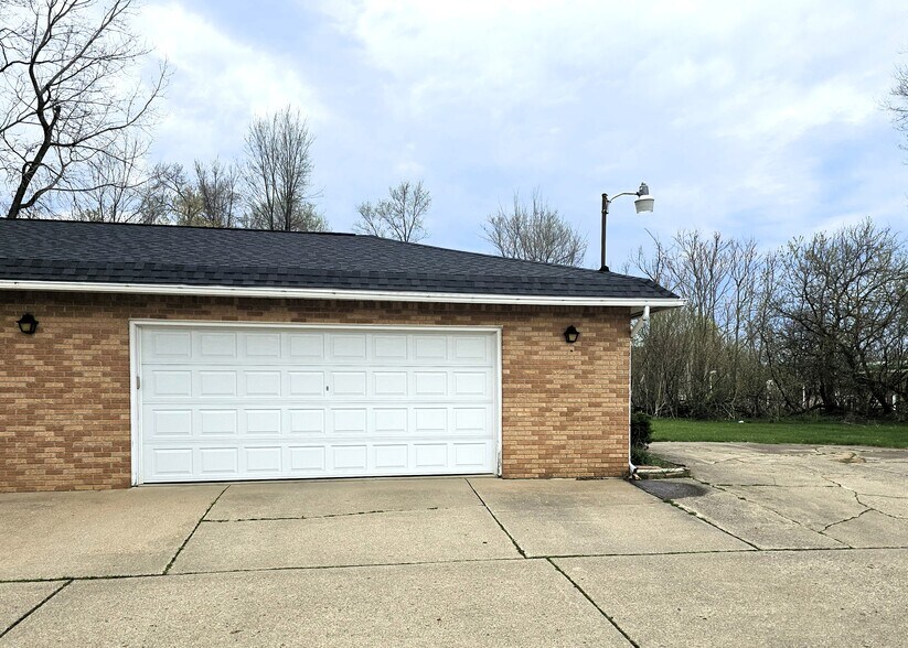 Shared 2 car garage - 149 Eastland Dr